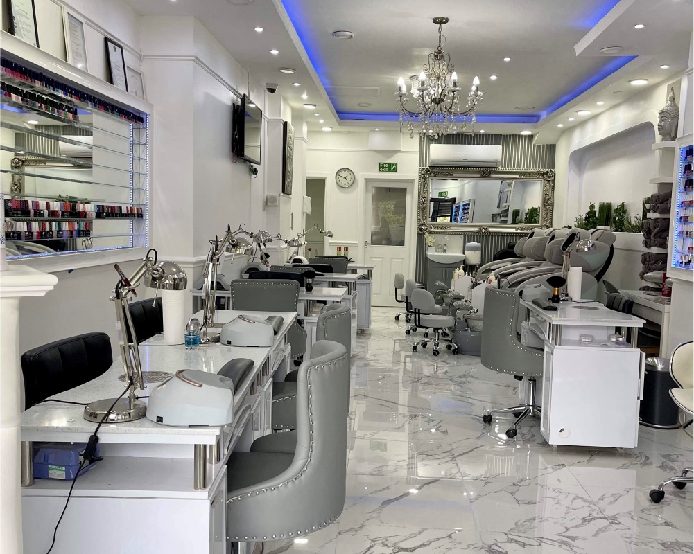 6 Benefits of Going to a Professional Nail Salon - Tipsy Nail Club